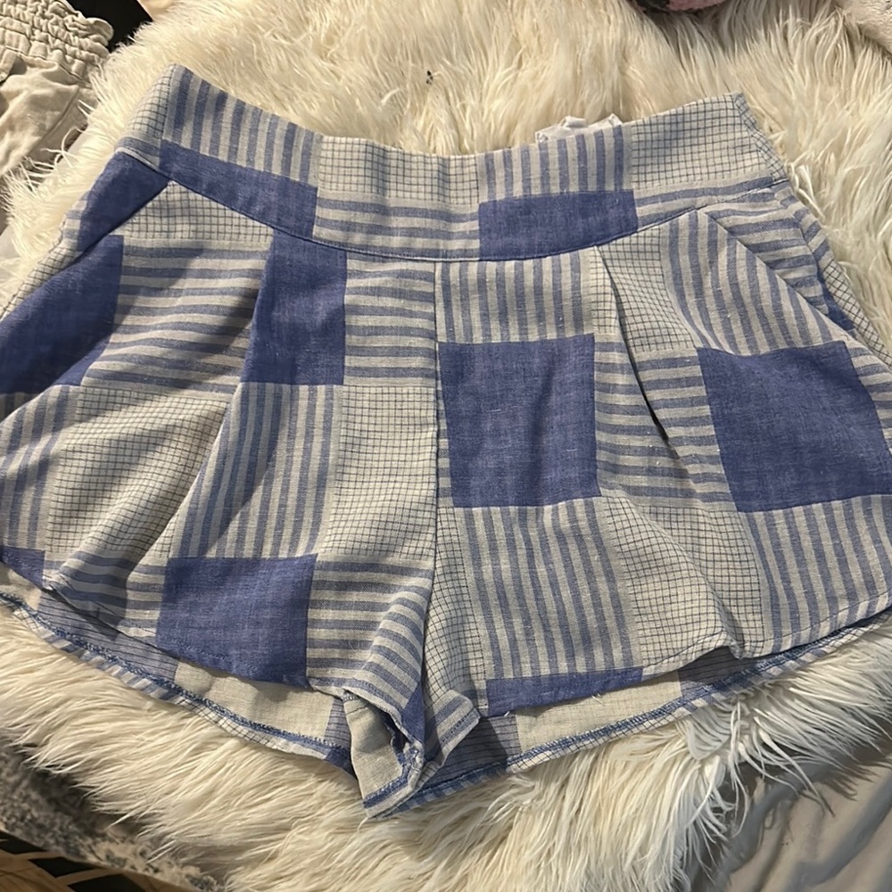 L'ATISTE High Waist Blue and White Shorts with Striped Design